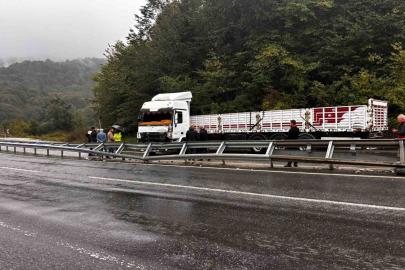 Düzce D-655 karayolunda makaslayan tır yolu trafiğe kapattı