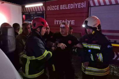 Düzce’de fabrikadaki yangında üzerine çatı düşen itfaiyeci yaralandı