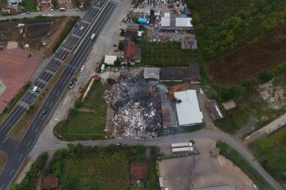 Düzce’de yanan kapı fabrikasının son durumu havadan görüntülendi