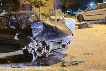 Edirne’de otomobil park halindeki araca ve çöp konteynerlerine çarptı