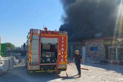 Edremit Yolören’de korkutan yangın: 5 iş yeri zarar gördü