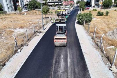Efeler’de sıcak asfalt çalışmaları sürüyor