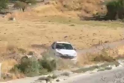 El freni çekilmeyen otomobil şarampole yuvarlandı
