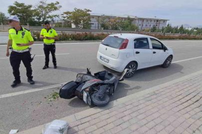 Elektrikli bisiklet park halindeki otomobile çarptı: 1 yaralı