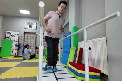 Engelli gencin azim dolu hikayesi: Yürümeyi başardı, tıp fakültesini tam burslu kazandı