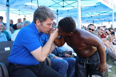 Er meydanında kardeşlik fotoğrafı: Amasya Valisi ile ‘Arap Osman’ el ele