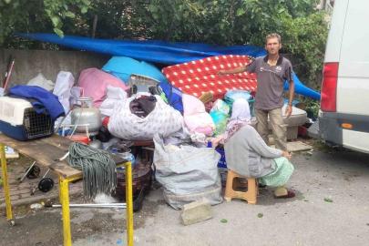 Ev sahibiyle anlaşamadıkları için eşyalarını otoparka taşıyan aile yeni eve yerleştirildi