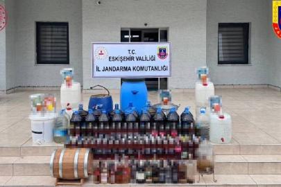 Evinde kaçak içki üretmek için damıtma sistemi kuran şüpheli yakalandı