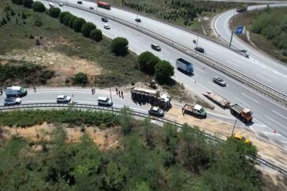 Eyüpsultan’da hafriyat kamyonu devrildi: 1 yaralı