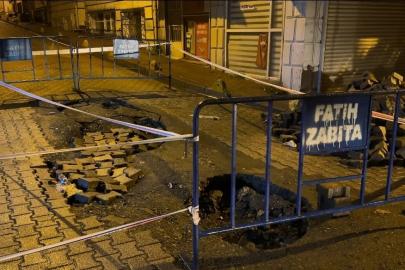 Fatih’te yağmur sonrası yol çöktü: Kamyon ve otomobil çukura girdi