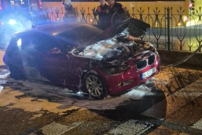 Fatih’te yanan otomobil hurdaya döndü