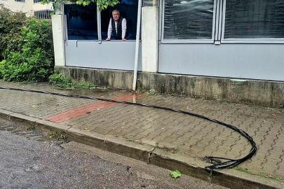 Fırtınada kopan elektrik telleri ekipleri seferber etti