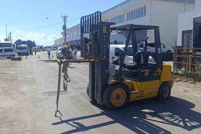 Forkliftin vinç demirine başını çarpan motosiklet sürücüsü kaldırıldığı hastanede öldü