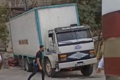 Gaziantep’te freni boşalan kamyon elektrik direği ve eve çarparak durabildi