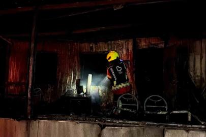 Gönen’de deniz kenarındaki barakada gece yangını