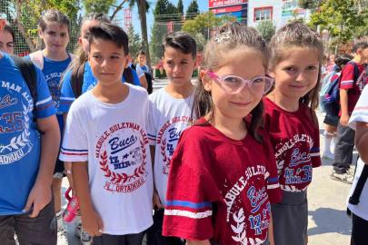 Görenler gözlerine inanamıyor: 27 çift ikiz aynı okulda