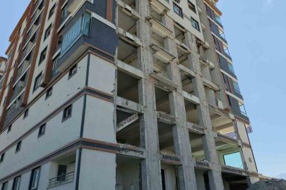 Görünüşüyle önünden geçenlere yıkılacak korkusu yaşatan 8 katlı bina, deprem yarıkları ve çatlaklarıyla tedirgin ediyor