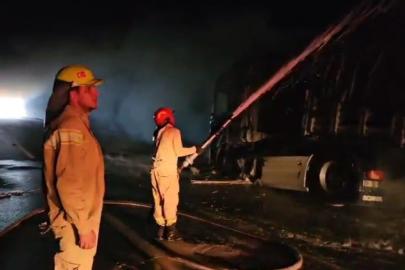 Gülek Tüneli’nde seyir halindeki tır alev alev yandı