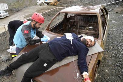 Gümüşhane’de yağış altında heyelan sonrası kaza tatbikatı