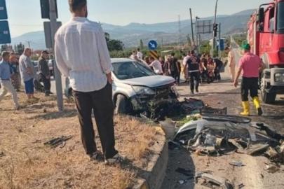 Hafif ticari araç ile SUV kafa kafaya çarpıştı: 6 yaralı
