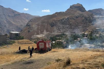 Hakkari’de anız yangını büyümeden kontrol altına alındı