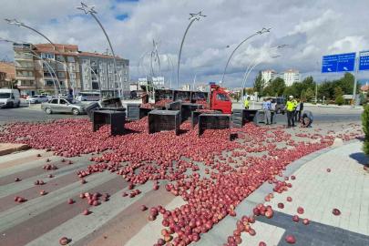 Halat koptu, tonlarca elma yola saçıldı