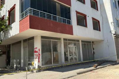 Hasarlı bina deprem sonrası korkuttu