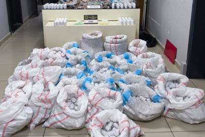 Hastane otoparkındaki araçta 256 binden fazla sentetik ecza ele geçirildi: 4 gözaltı