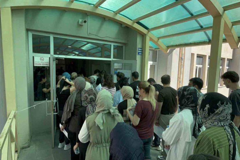 Hastanede tedavi gördüğü yatağından kalktı, kızına destek olmak için sınav merkezine gitti