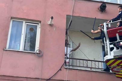 Hastaneye yatmamak için polise bıçak çekip direndi..