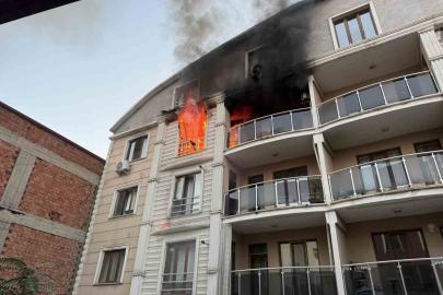 Iğdır’da itfaiye erleri çevresi kapalı olan binadaki yangına güçlükle müdahale etti