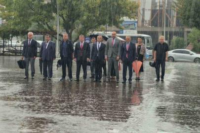 İlköğretim Haftası kutlamalarına şiddetli yağış engel olamadı