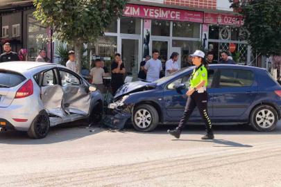 İnegöl’de iki otomobil kafa kafaya çarpıştı