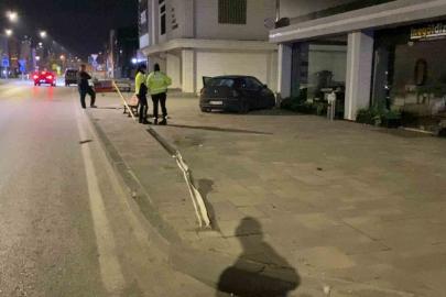 İnegöl’de kontrolden çıkan araç kaldırıma çıktı