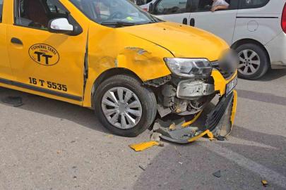İnegöl’de taksi ile otomobil çarpıştı: 2 yaralı