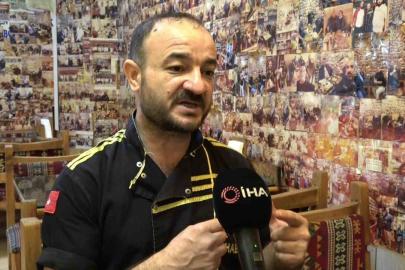 İp üzerine astığı 2 fotoğrafla başlayan hikayeyi müşterisinin sorusuyla sürdüren esnaf, iş yerinde yüzlerce müşterisinin fotoğrafını bulunduruyor