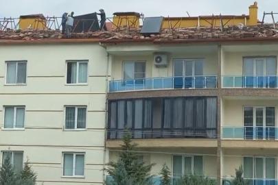 İş güvenliğine aldırmadan çatıda canlarını hiçe sayarak çalıştılar