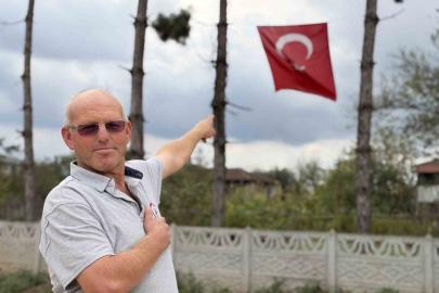 İş makinesinin üzerine çıkıp Türk bayrağını düzeltti, ardından böyle öptü