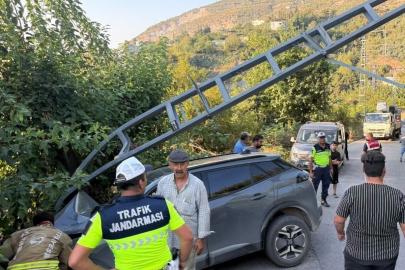 İskenderun’da elektrik direğine çarpan otomobilin sürücüsü yaralandı