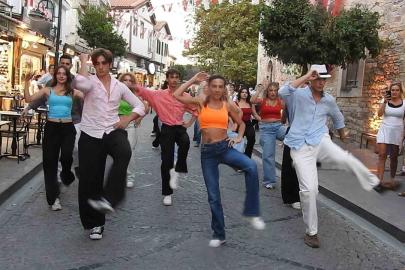 İzmir Aşkına Derneği’nden Çeşme Festivali’nde sürpriz gösteri