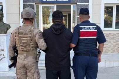 İzmir jandarması, firarileri arazide yakaladı