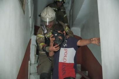 İzmir’de korkutan ev yangını: 1’i çocuk 2 kişi dumandan etkilendi