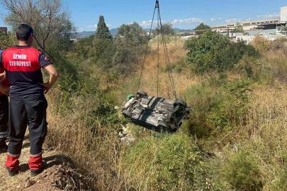 İzmir’de otomobil akarsu havzasına uçtu: 1 ölü, 2 yaralı