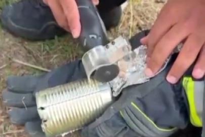 Kafasını konserve kutusuna sıkıştıran kediyi itfaiye kurtardı