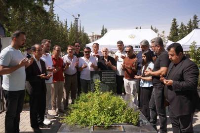 Kahtalı Mıçe, mezarı başında sanatçı dostlarının katılımıyla anıldı