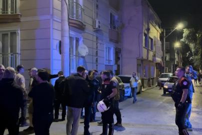 Kalabalık gruba laf attı, dayak yedi: Silahı çekip yanlışlıkla kendini vurdu