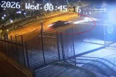 Kaldırımdan seken otomobil 1 metrelik duvarı aştı: O anlar kamerada