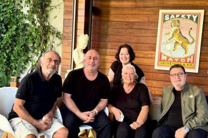 Kalp krizi geçiren Cem Yılmaz’dan mutlu aile fotoğrafı