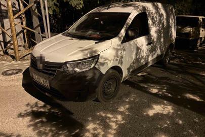 Kamyonet çift taraflı park edilen yolda bir araca çarpıp, bir otomobilin de aynasını kırdı