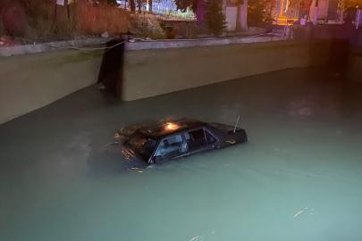 Kanala düşen otomobil, vinçle aracın üzerine inen şahsın halat takmasıyla kurtarıldı